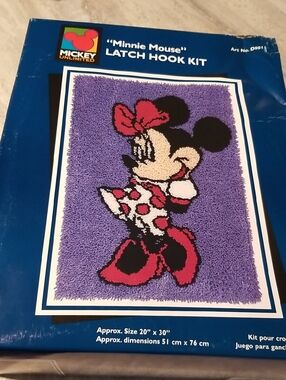 Mickey Unlimited "Minnie Mouse" Latch Hook Kit